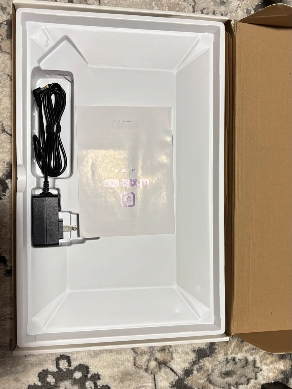 15.6-inch Digital Picture Frame in White